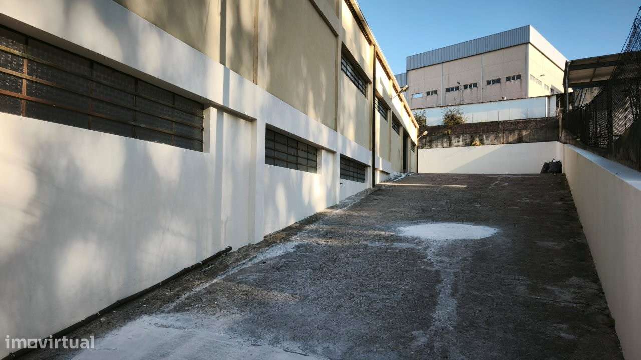 Armazém com 1100m2 área, com logradouro - Serzedo-17