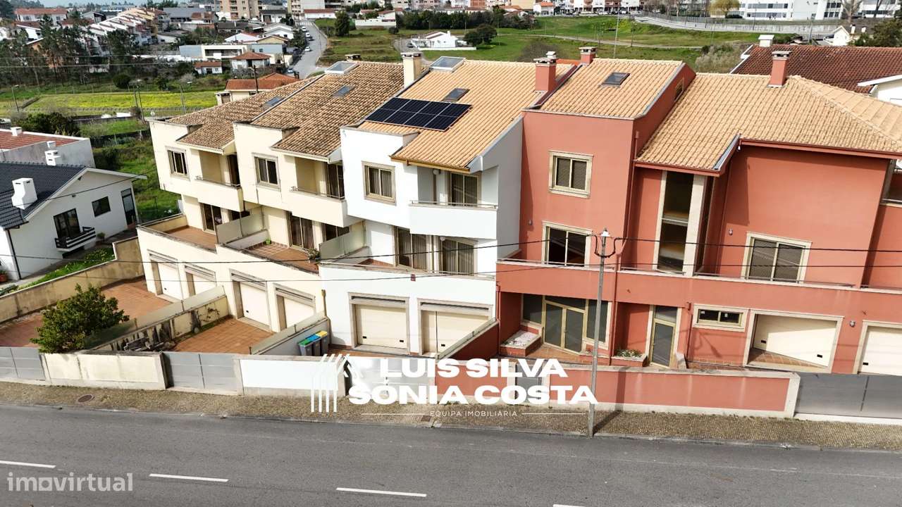 Moradia T4 Excelente Estado e Áreas | 2 Suites, Jacuzzi, Painéis...-38