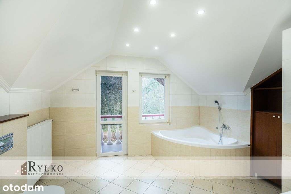 Przestrzenny dom w ciszy, z możliwą działalnością-13