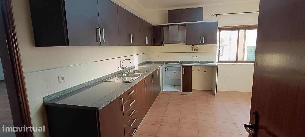 Moradia T6 com Cave, R/Chão e Sótão Aproveitado | A 3 km de Tomar-2