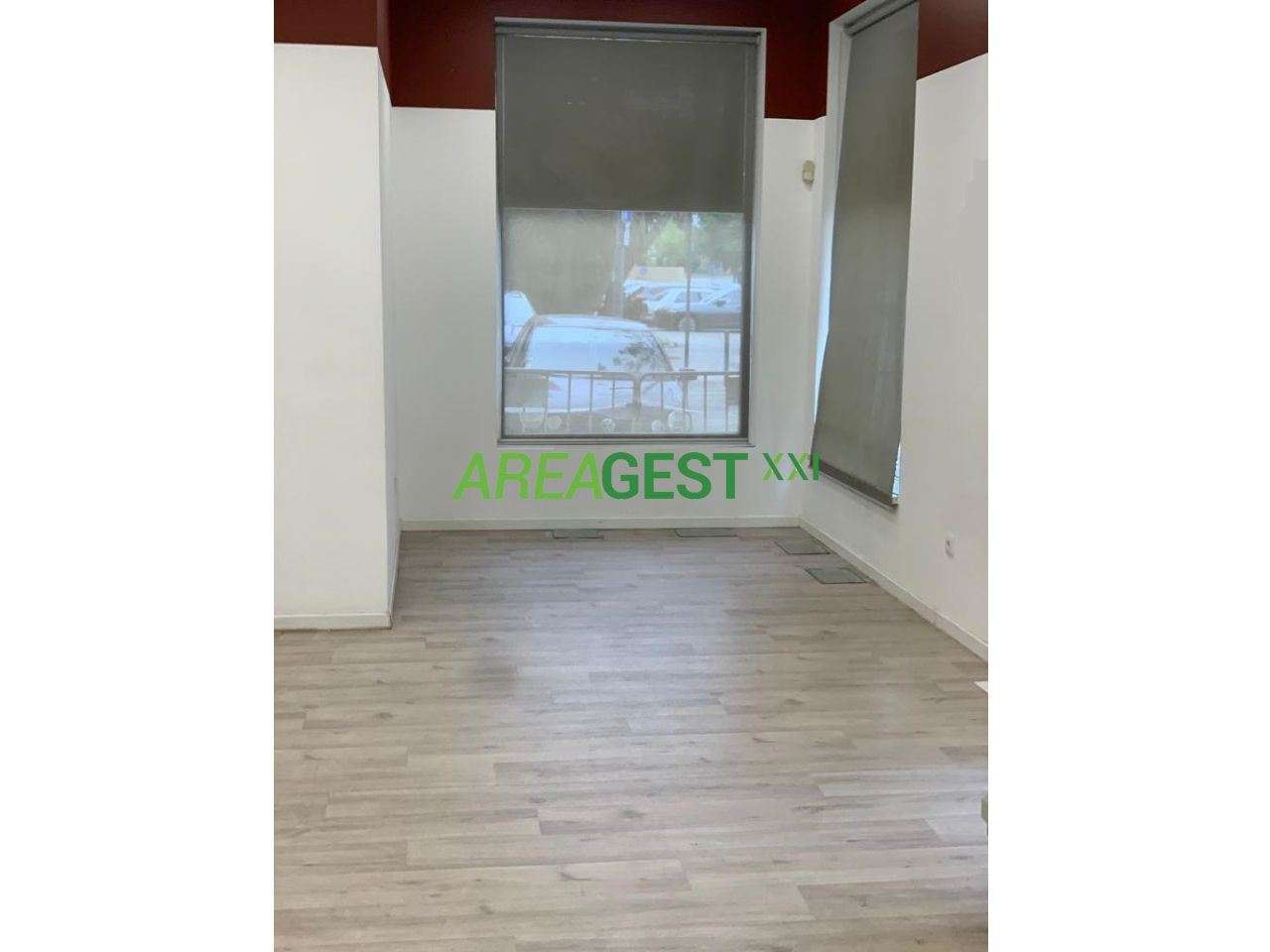 Loja para venda com rendimento, nas Laranjeiras, em Lisboa-6