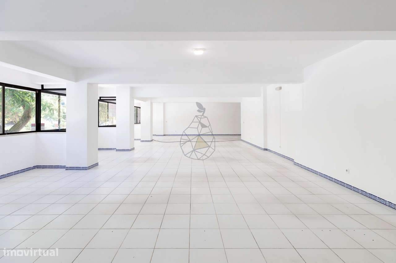 Ampla Loja duplex à venda  no Centro de Albufeira - Grande imagem: 2/36