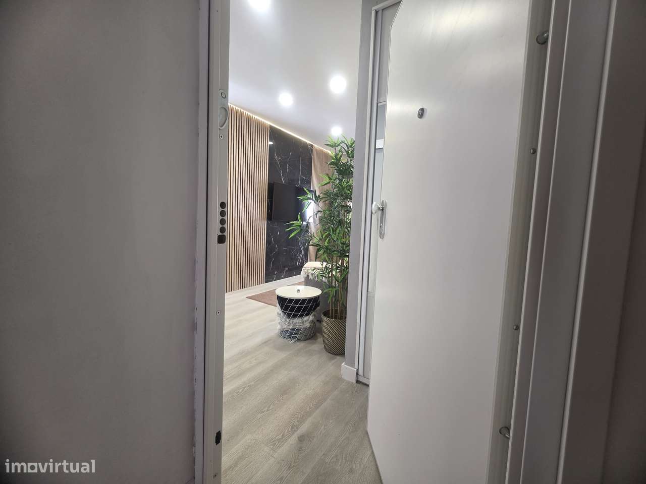 Apartamento T2 Duplex Recuperado - A 70m da Praia do Ouro-9