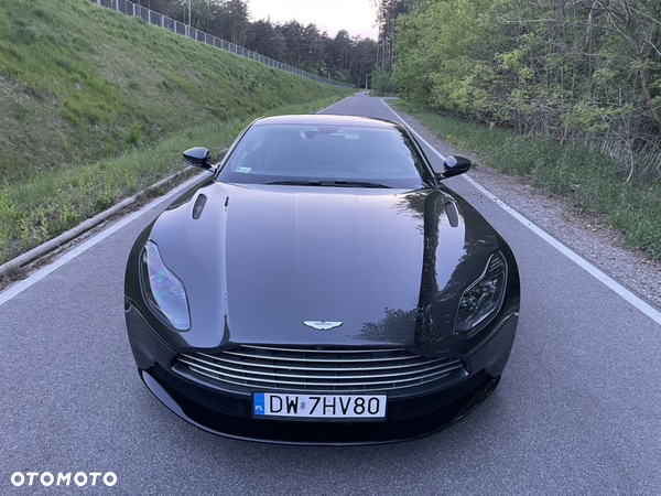 Aston Martin DB11 V8 Coupe - 3