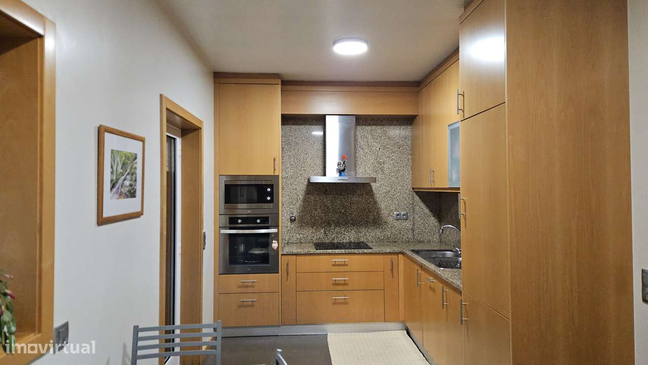 Moradia T3 + 1 com garagem, terraço e jardim no centro de Arouca - Grande imagem: 3/42