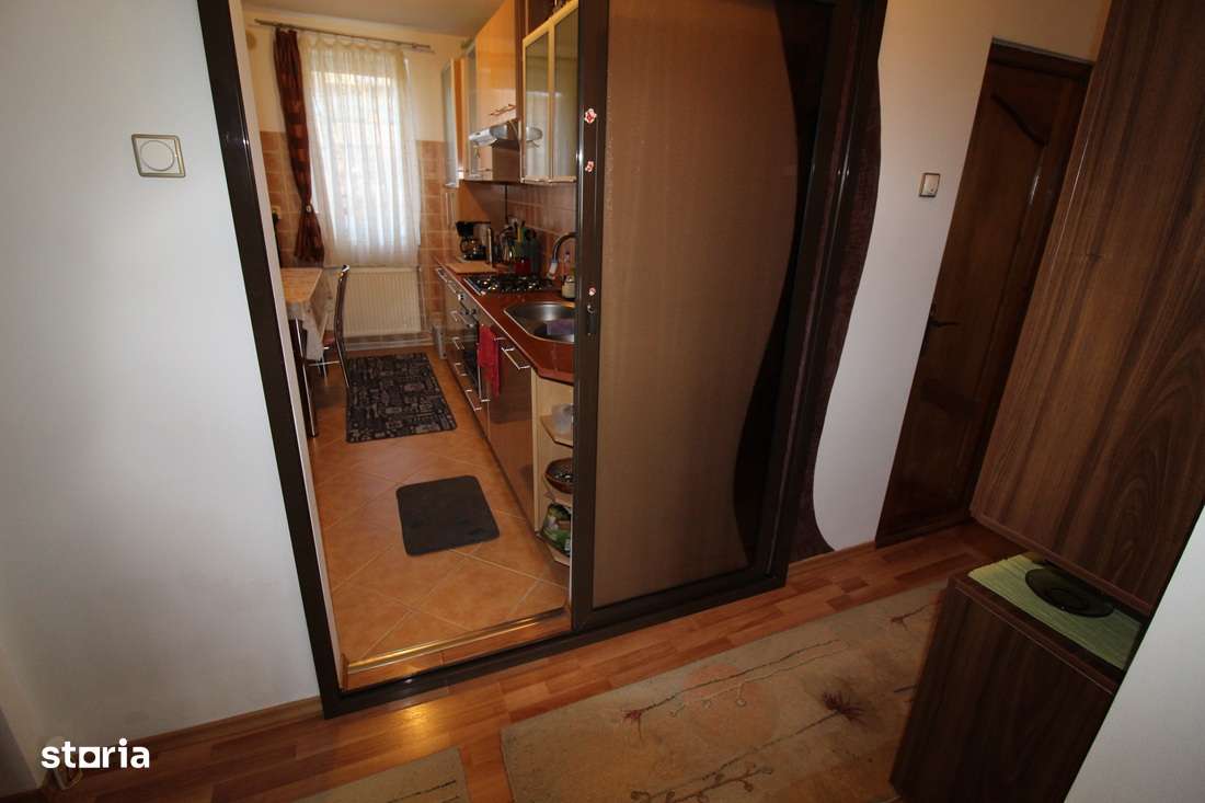 Vând apartament 3 camere în Hunedoara, zona OM-Str.Marțișorului, et.2-9