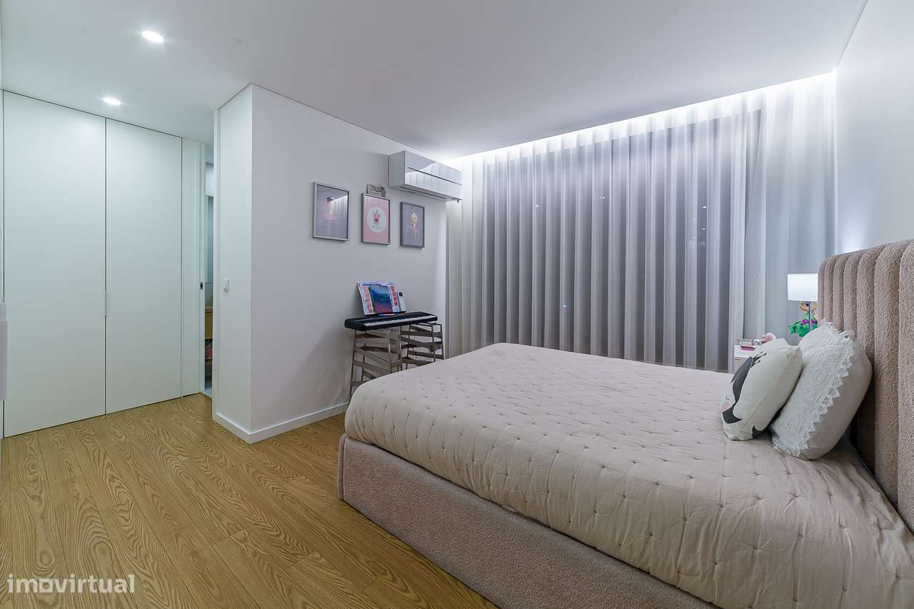 Exclusivo apartamento T3+1 seminovo, com 190m2, três frentes e box-32