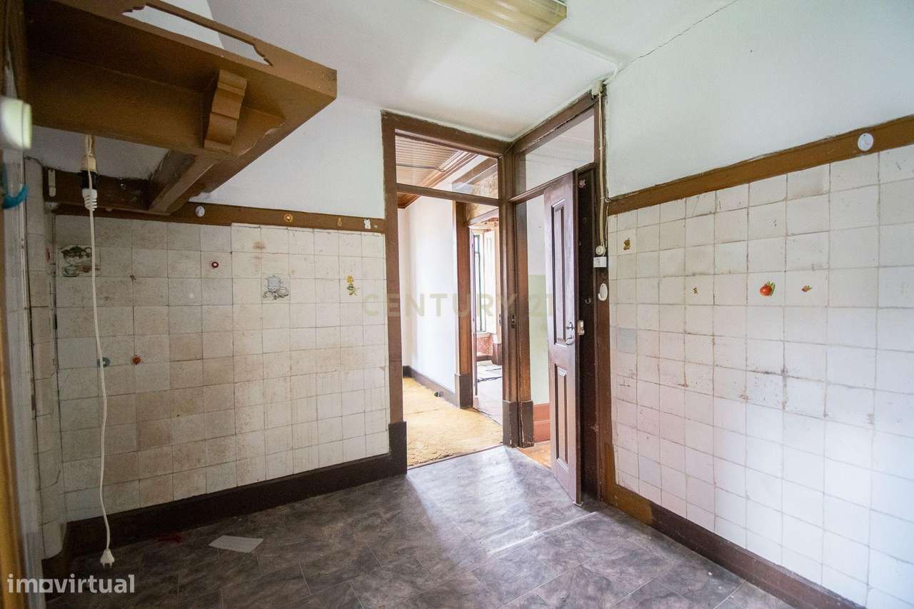 Prédio na emblemática Rua do Quebra Costas, no centro histórico de Coi-35