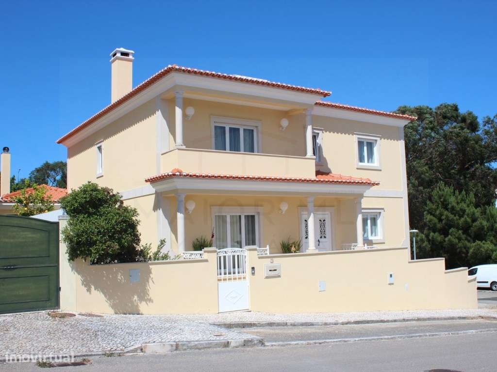 Moradia T5 com grandes áreas em zona muito tranquila de Rio Maior-4