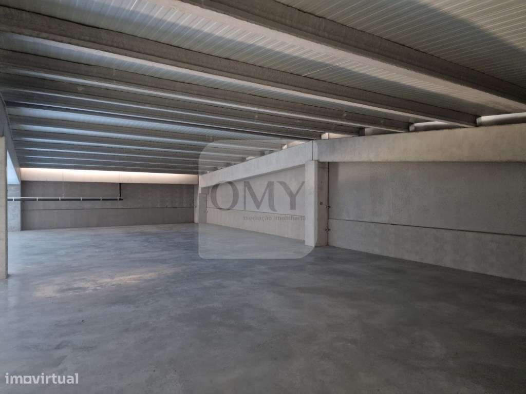 Armazém novo de 930 m2, com cais junto à Zona Industrial de Vila Real - Grande imagem: 4/13