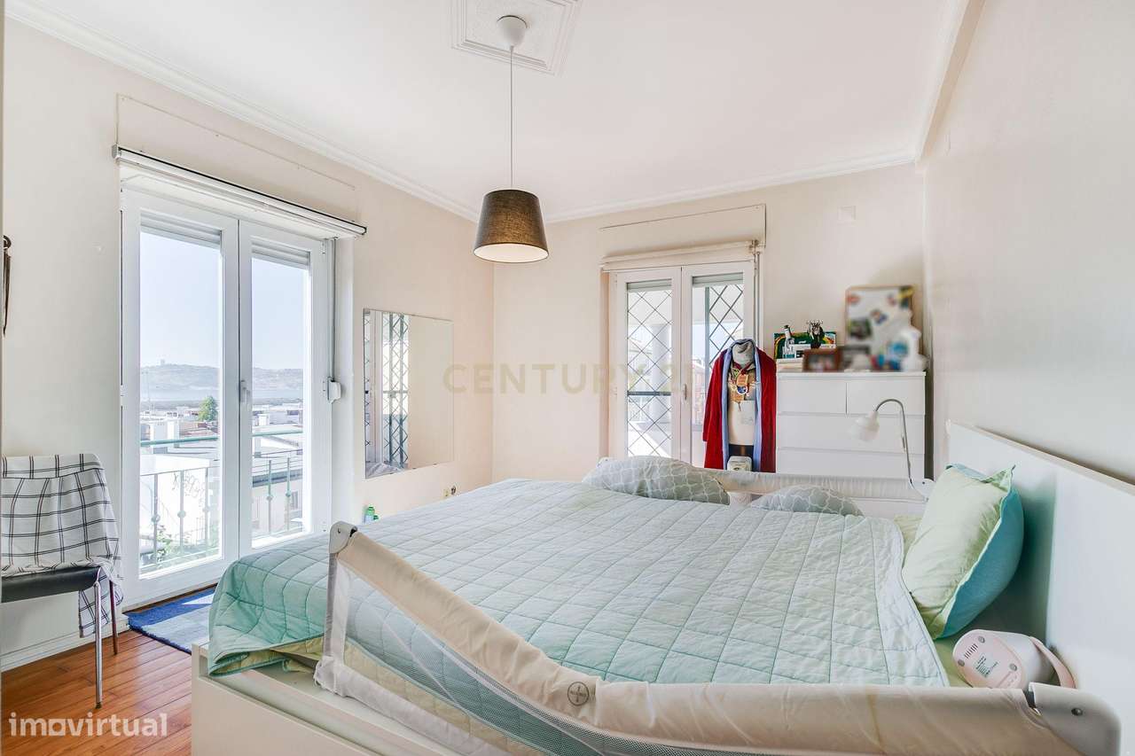 Terreno de 956m2 com duas moradias em Alcântara, Lisboa, uma T4 e T3-43