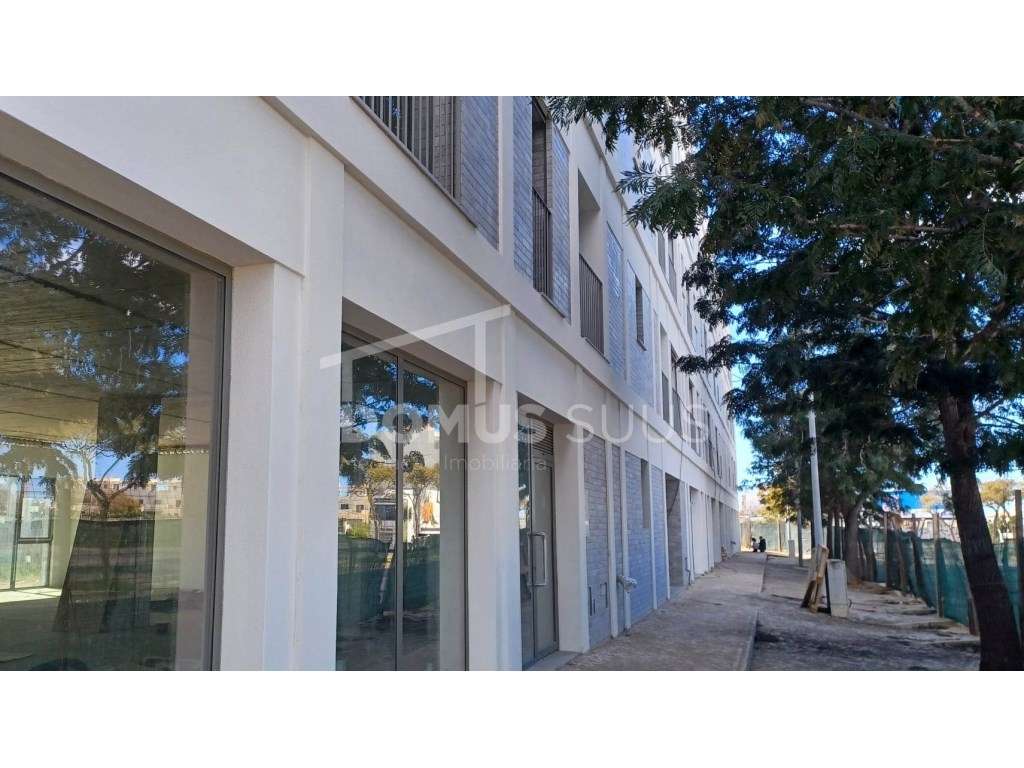 Loja nova destinada a comércio/serviços com boa visibilidade junto ... - Grande imagem: 2/3