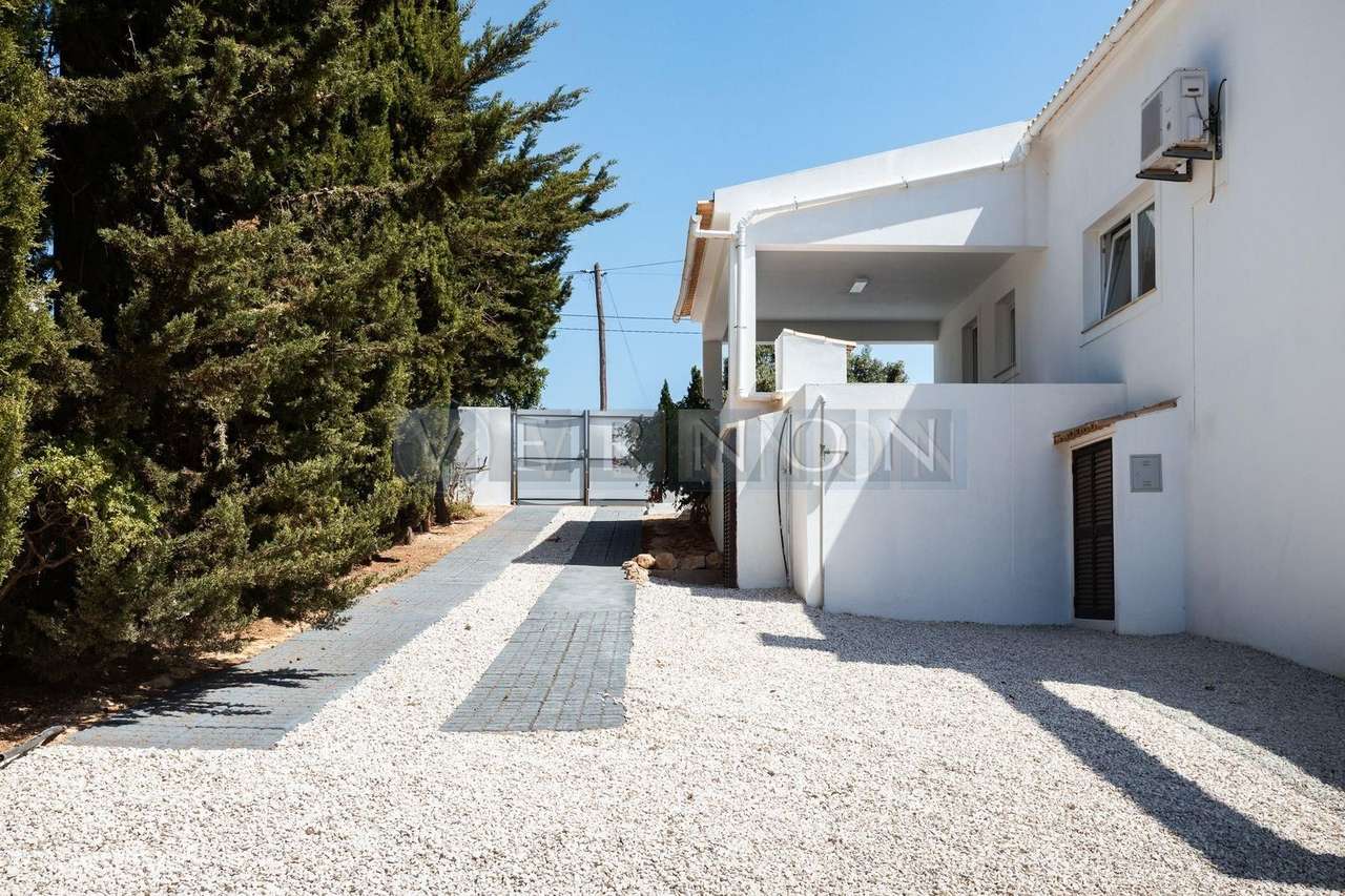 Moradia Renovada T4 com Vista Rio Arade, Piscina e 2.450 m² de Terreno-7