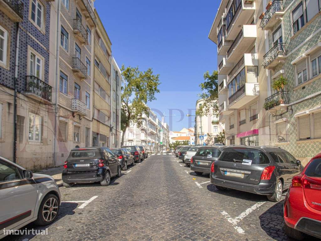 Apartamento T3 com charme lisboeta junto ao Marquês de Pombal-24