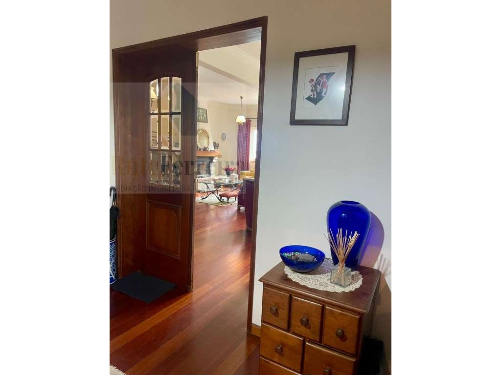 Moradia T5 com jardim privado e garagem !!-22