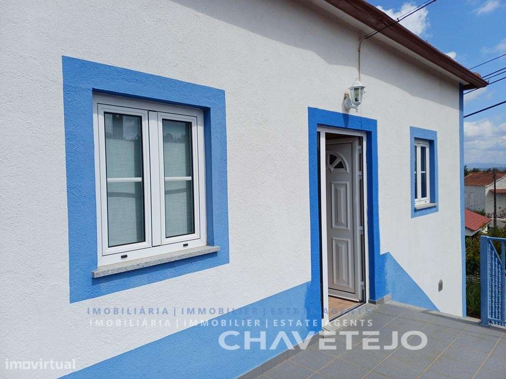 Moradia de Campo com Terreno, Furo de Água e Olival-4