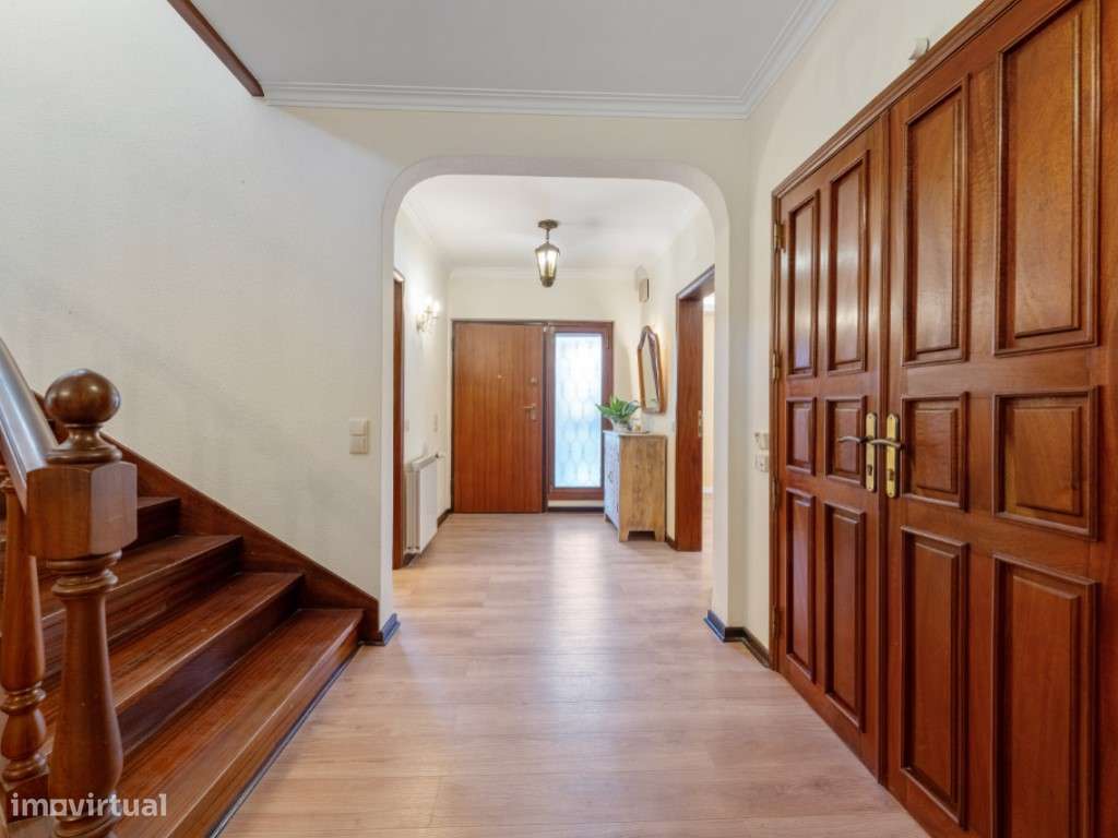 Moradia Isolada com 3 pisos, piscina, court de ténis-14