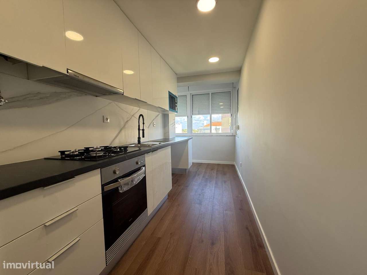 Apartamento T4 transformado em T3 Remodelado no Laranjeiro, Almada-5