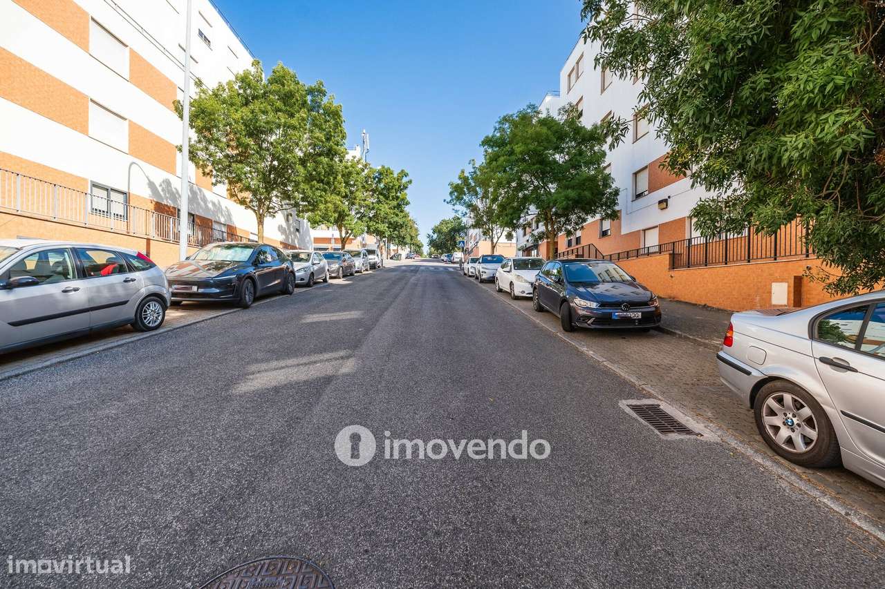 Apartamento T2 com cozinha equipada e estacionamento, na Ameixoeira-35