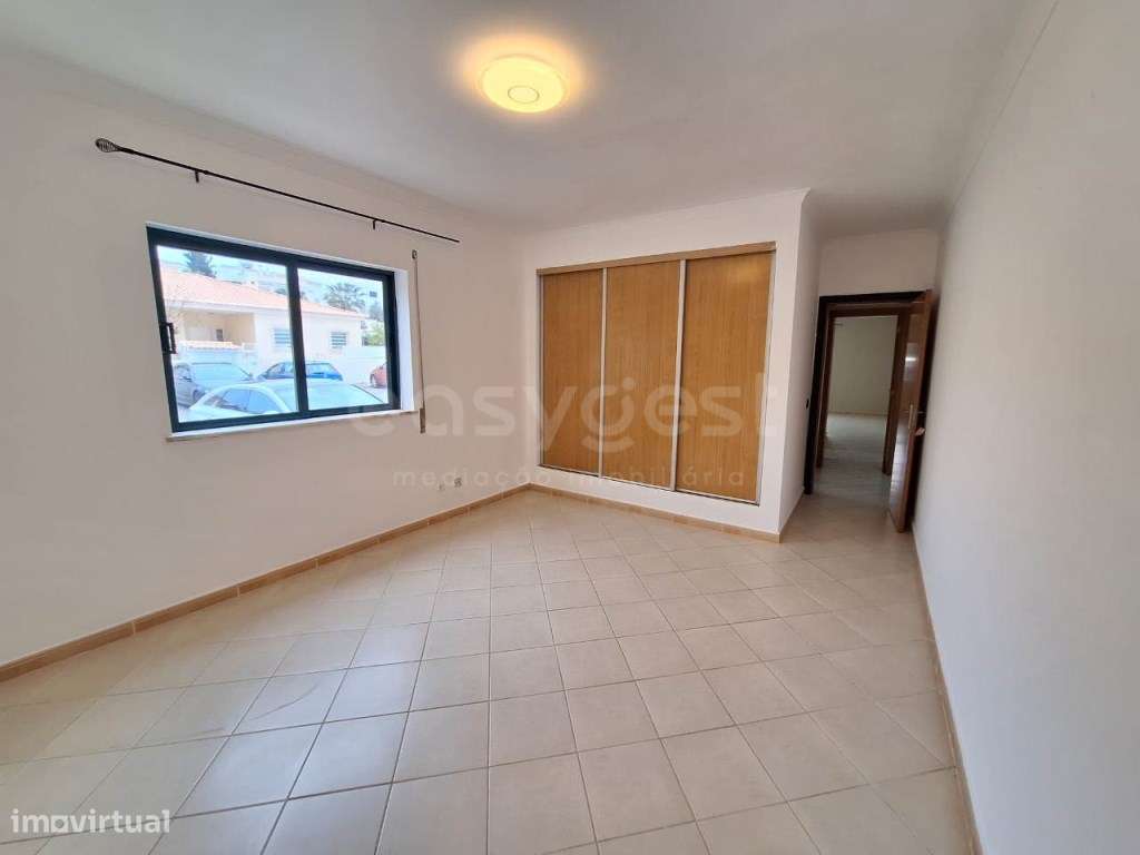 Apartamento T3 com 152 m2, com parqueamento na garagem localizado n...-10