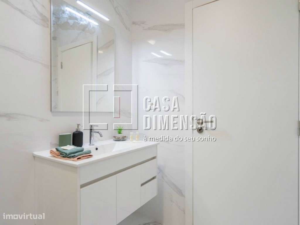 Apartamento T3 em Benfica, com Varandas, Totalmente Mobilado e Pron...-25