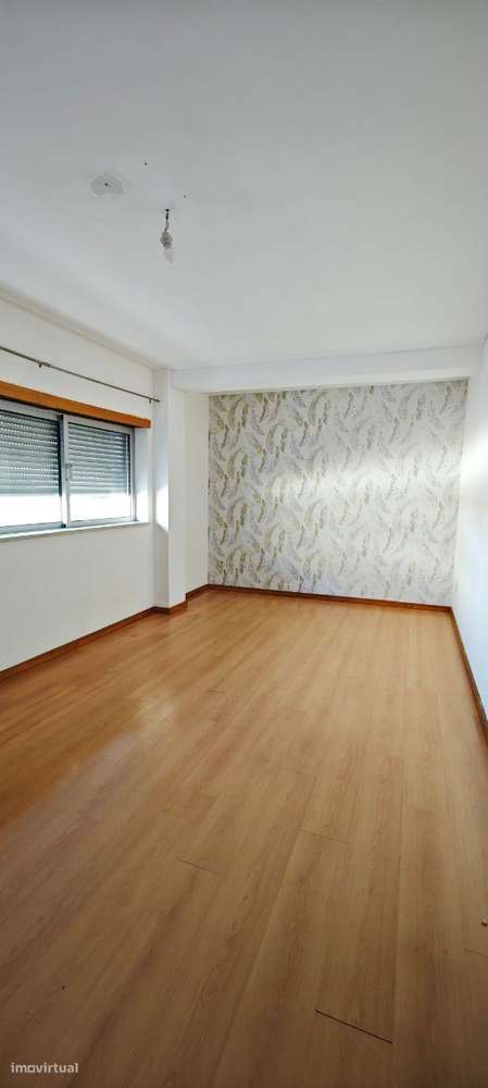 Apartamento T2 com parqueamento e vista de mar.  A 3 minutos da pra...-4