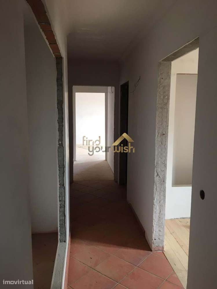 Espetacular moradia T9 de traça tradicional, com dois pisos, no coraçã-12