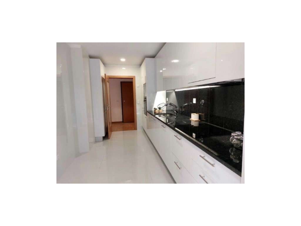 Apartamento T4 Recuado, novo, varanda com churrasqueira e lavandari...-8