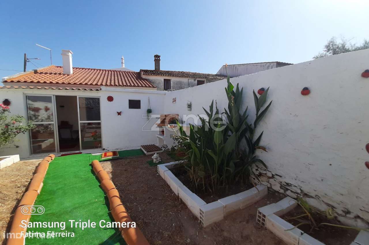 Moradia com pátio e anexos - Grande imagem: 5/15