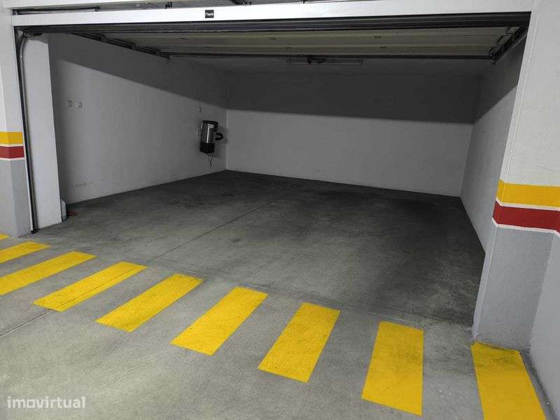 Alugo garagem  na Urbanização da Vila Chã  elevador - Grande imagem: 2/2
