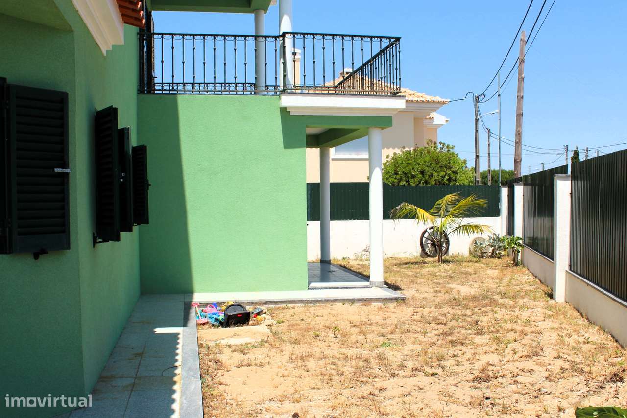 Moradia de Gaveto / 5 Assoalhadas / Charneca da Caparica-43