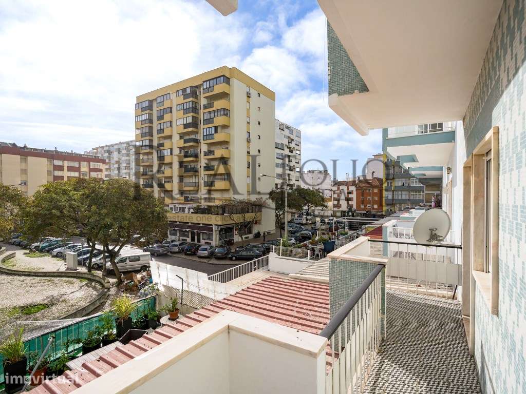 Apartamento T1 remodelado com varanda na Costa da Caparica-12