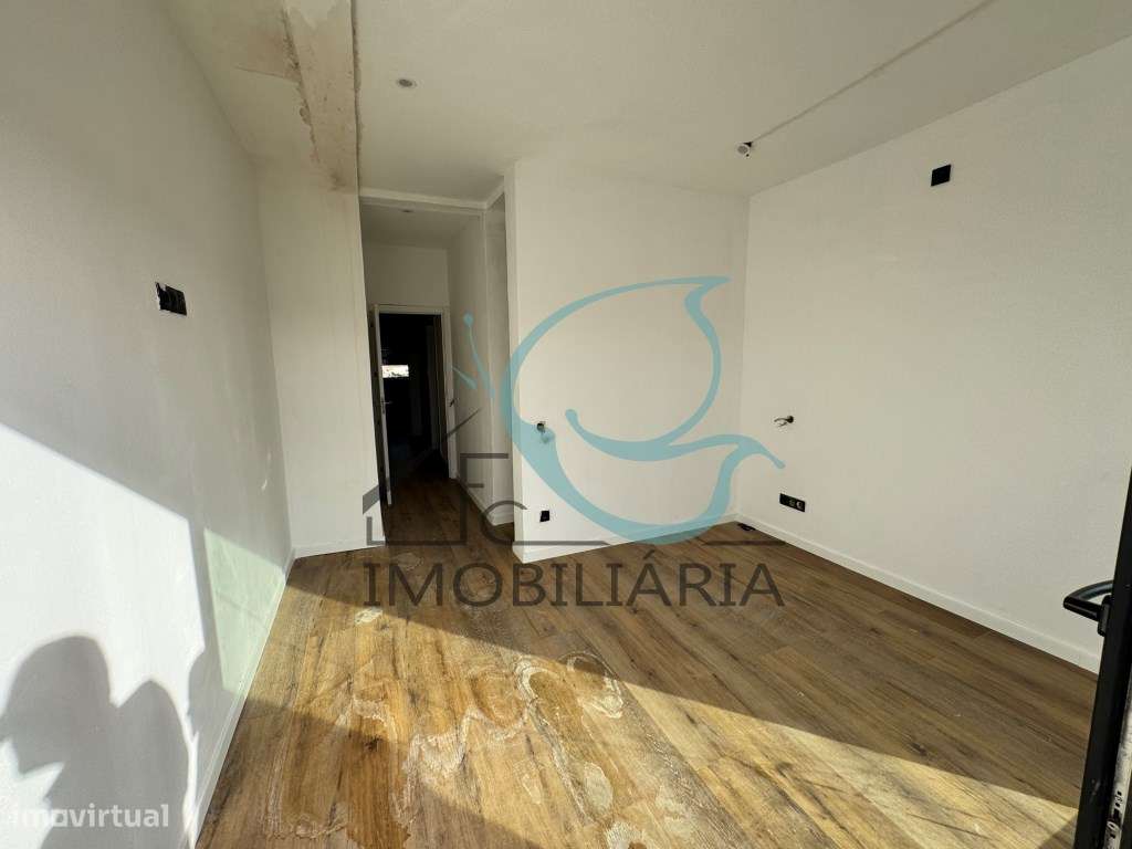 Moradia contemporânea T3 com piscina e vista sobre Almada e Ponte 2...-15
