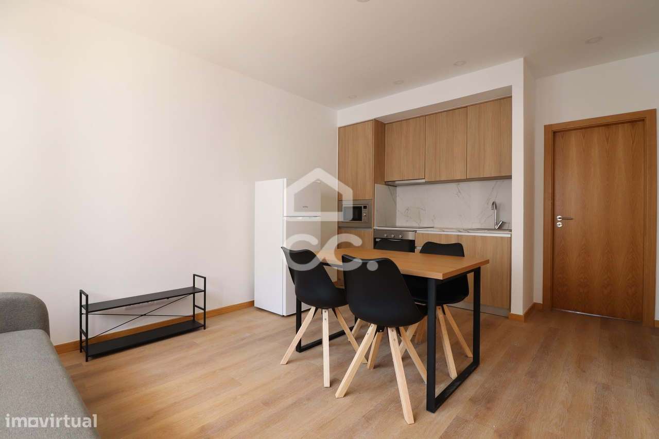 Moradia totalmente remodelada com 6 apartamentos T2 junto à Dias da Si-14