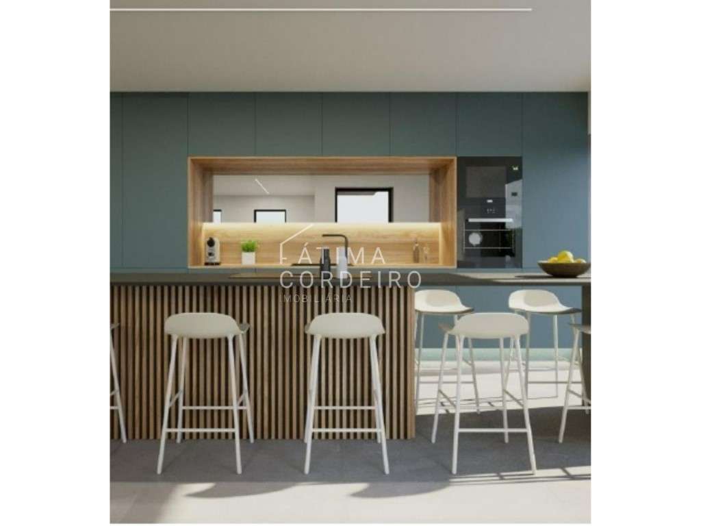 Moradia Isolada T4 com piscina e garagem situada na Aroeira-9