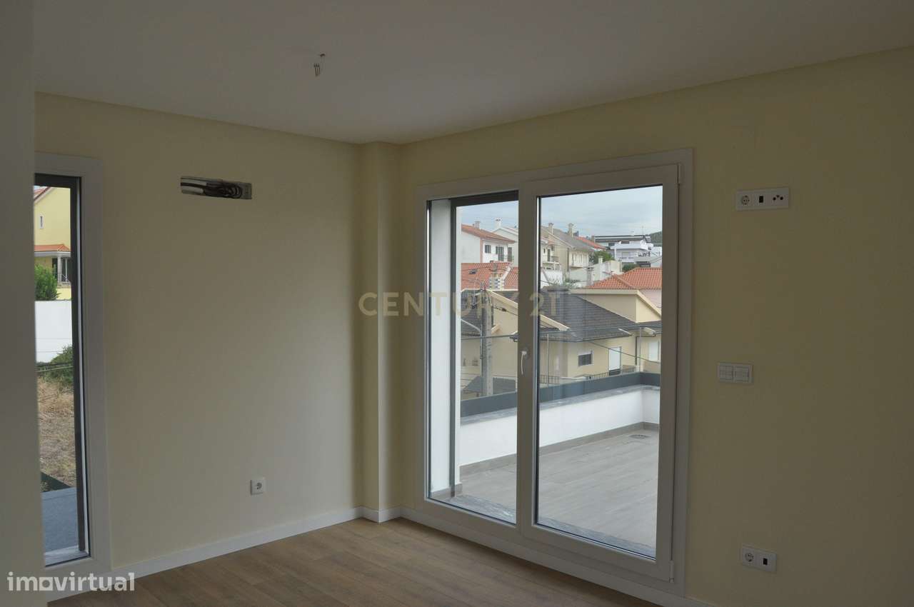 Moradia T4+1 Contemporânea com Piscina-27