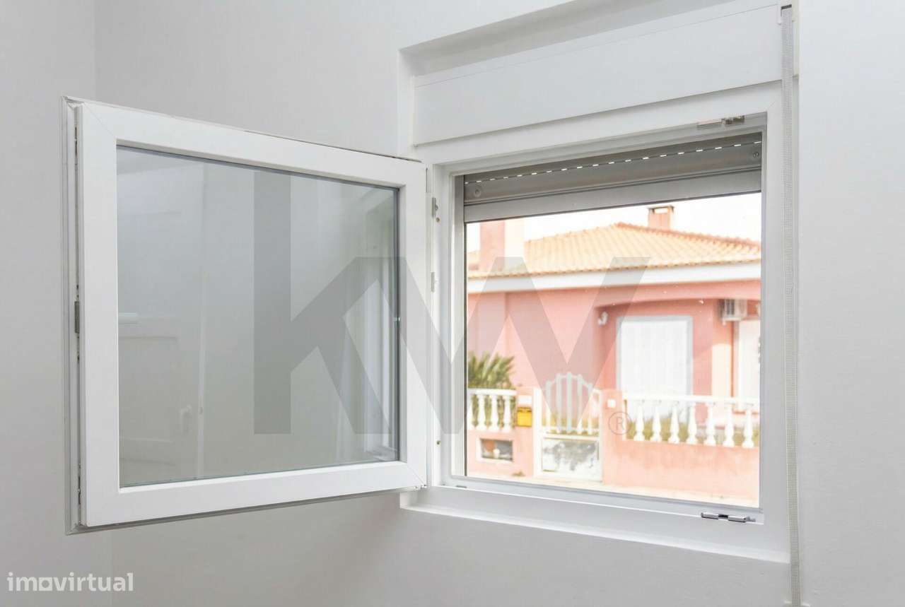 Moradia T2  com Garagem  e anexos inserida num lote de 1500 m2 de ter-8