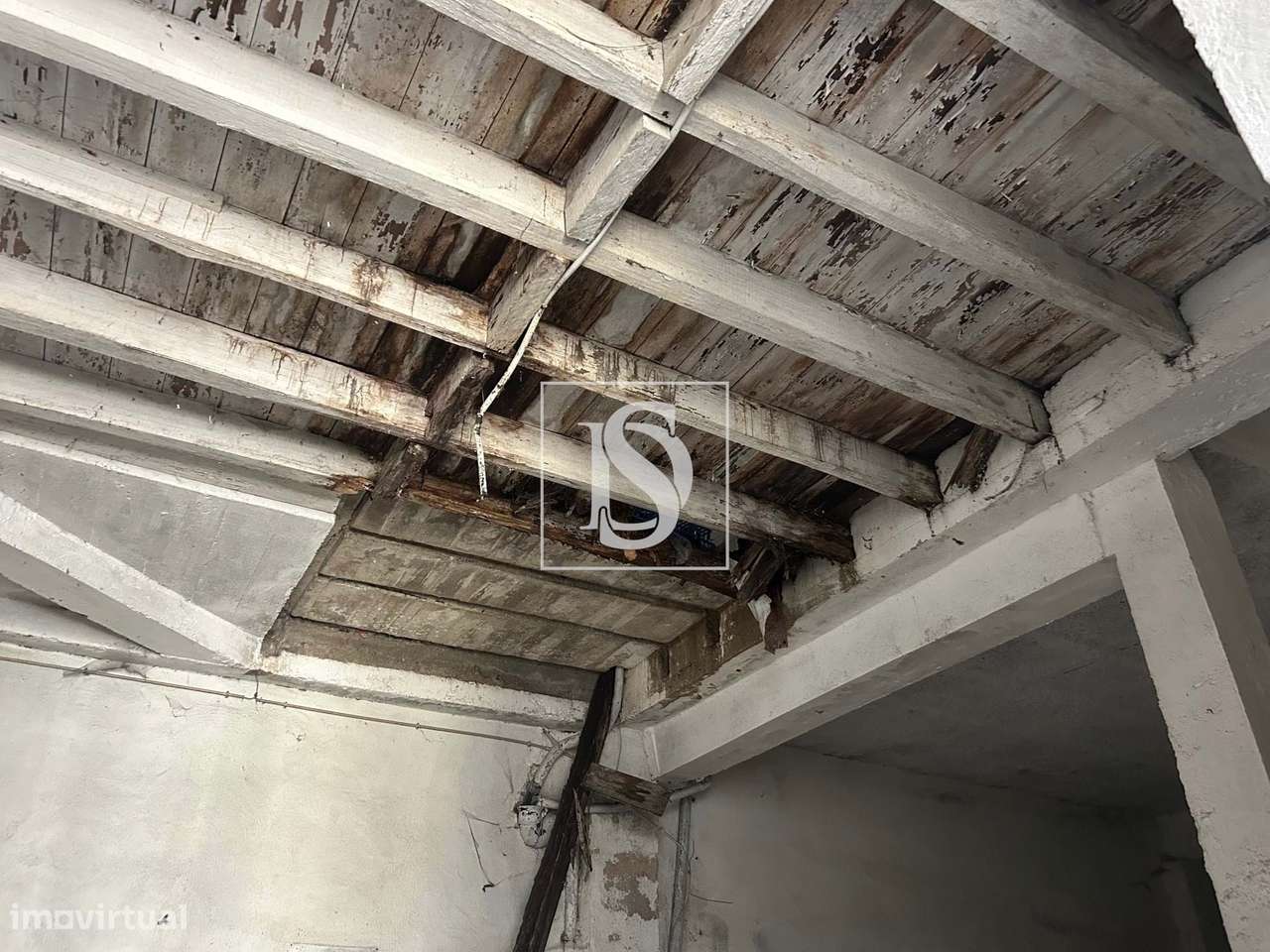 Moradia T5 com  3 pisos, para recuperação em Vimieiro - Grande imagem: 5/10