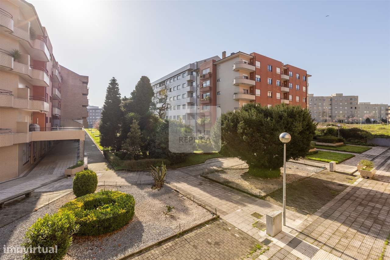 Apartamento T2 com varanda e Garagem em Matosinhos-27