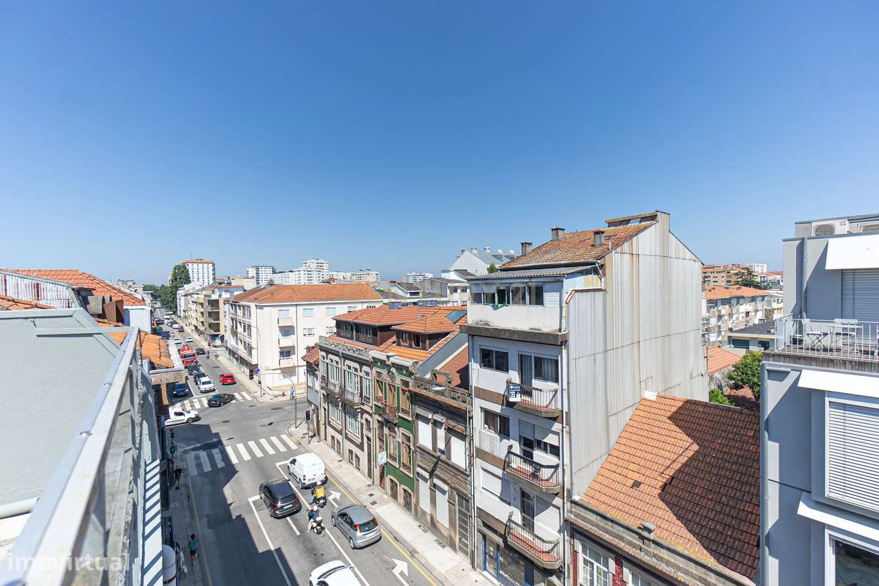 Apartamento T2+1 com Terraço na Prestigiada Rua da Alegria-25