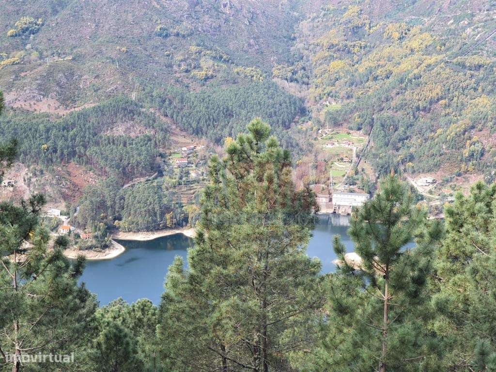 Terreno com 7000m2 junto à barragem no Gerês - Braga - Grande imagem: 3/9