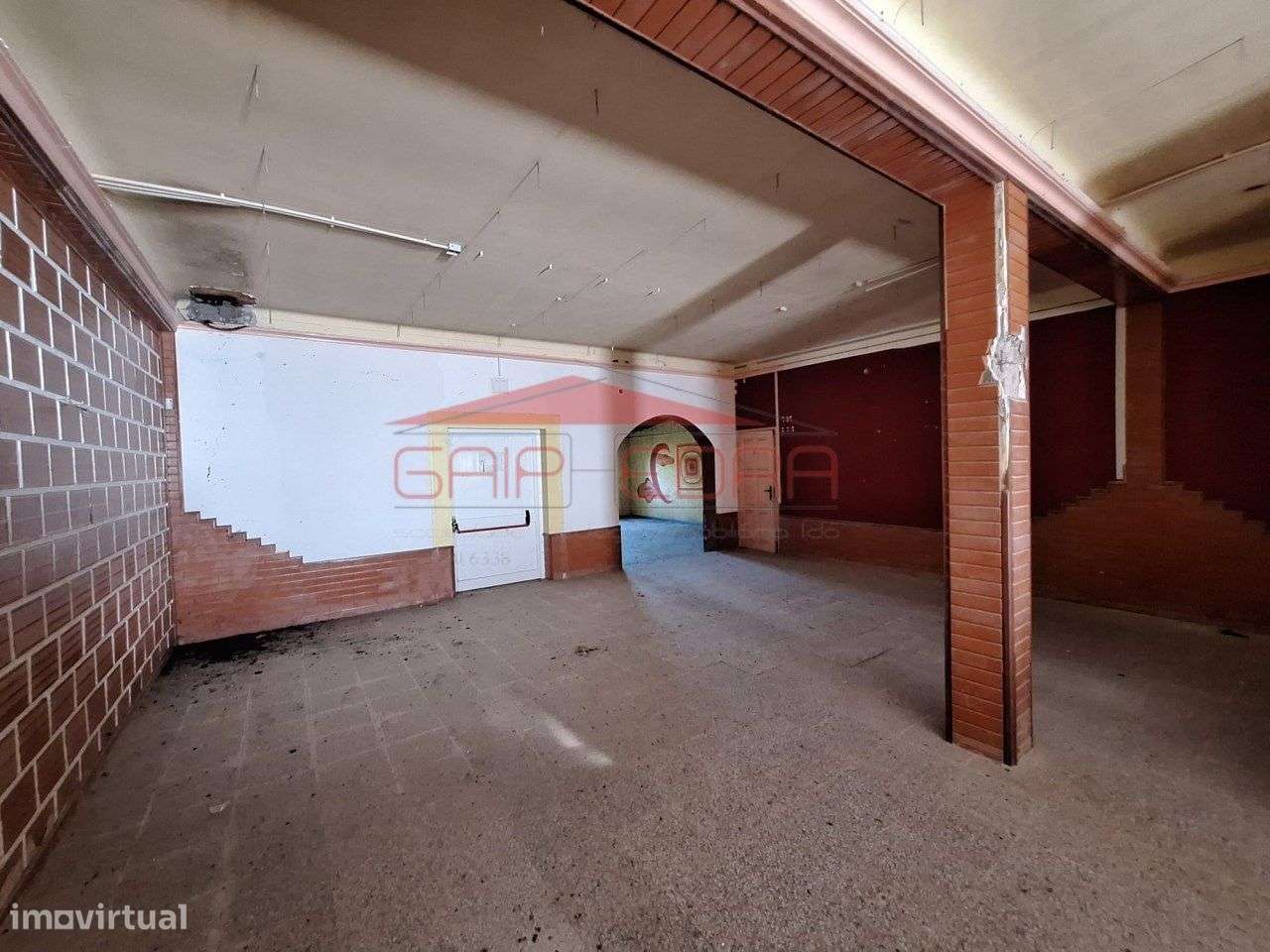 Moradia T4 com garagem e lareira perto das montanhas-7