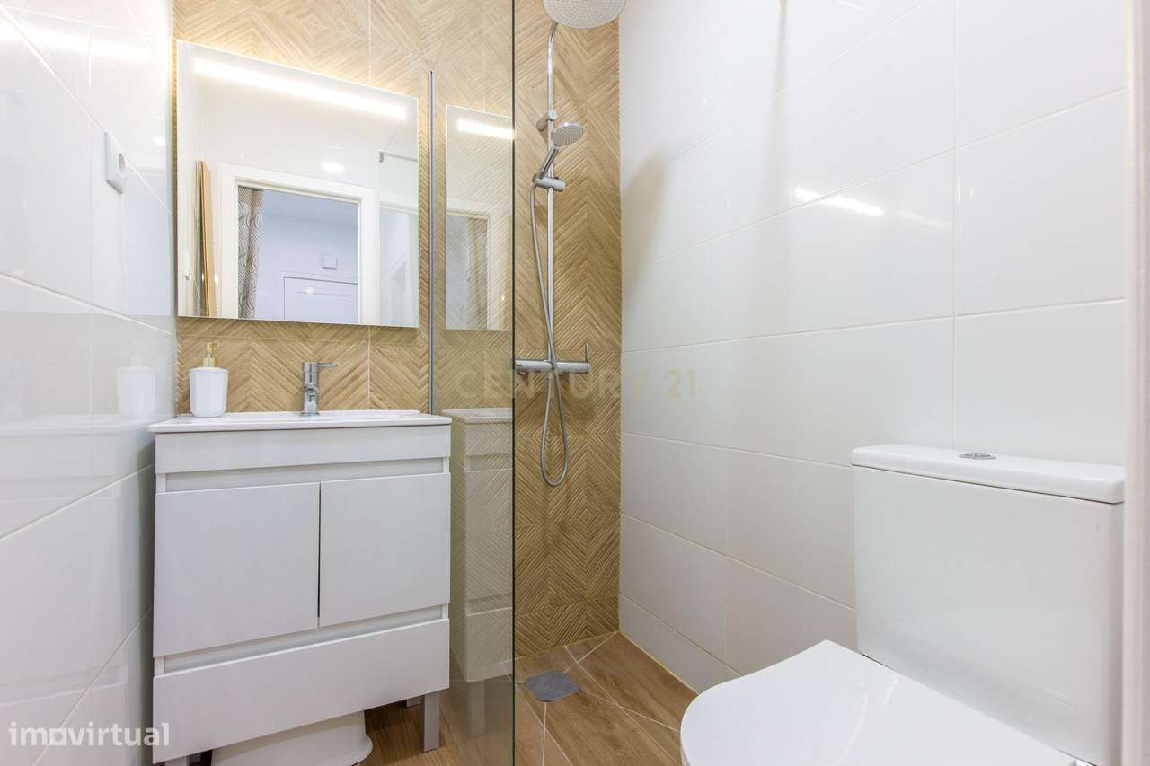 Apartamento renovado com logradouro de aproximadamente 30m2.-12