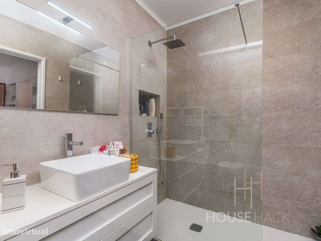 T2 Remodelado no Pragal com vista rio e duas varandas-13