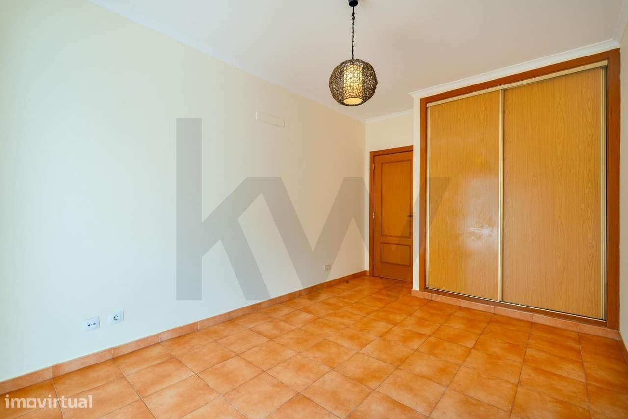Apartamento T1+1 com Varanda Ampla e Luz Nascente — Carvoeiro, Colina - Grande imagem: 5/36