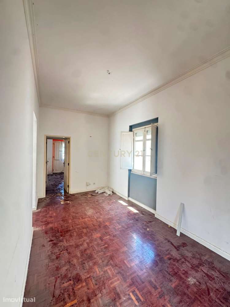MORADIA PARA OBRAS TOTAIS EM CARNIDE-13