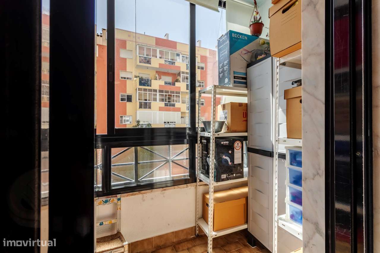 Apartamento T2 c/ 2 Lugares de Estacionamento e Terraço c/ 30m2 em Mem-34