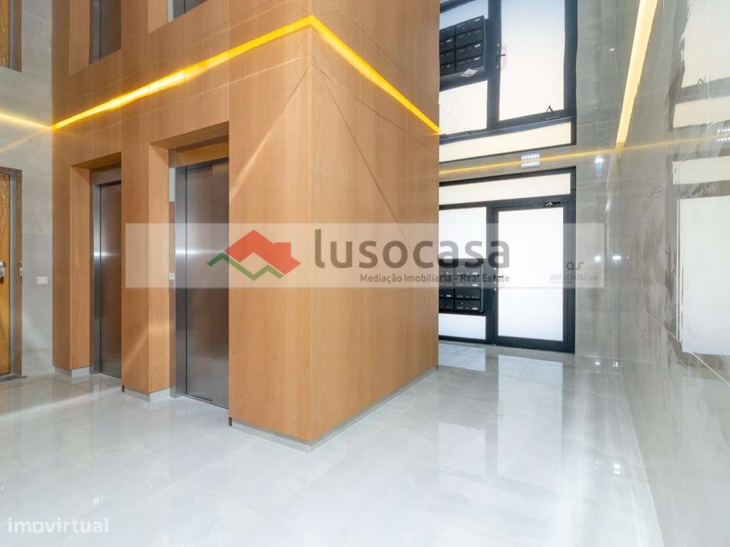 Excelente apartamento tipo T2, com pé direito de 3,80m2, ideal para... - Grande imagem: 5/5