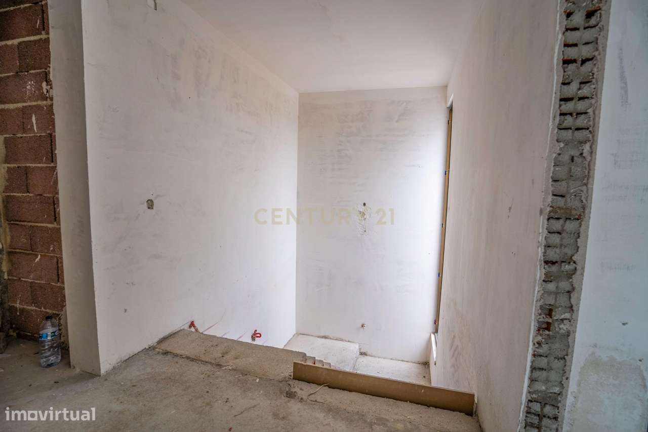 Moradia T3 com Piscina e Jardim em Salir do Porto-40