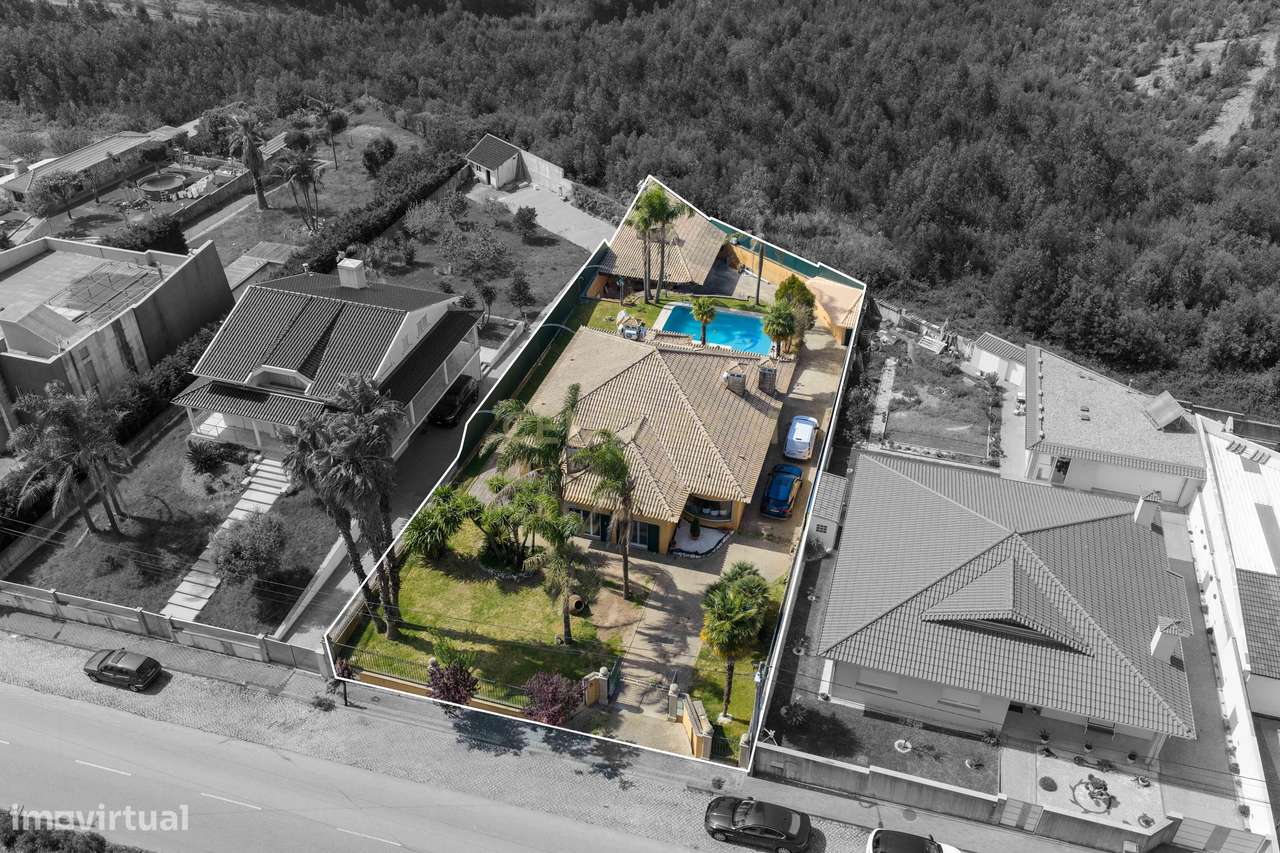 Encantadora Moradia de 4 Frentes-41